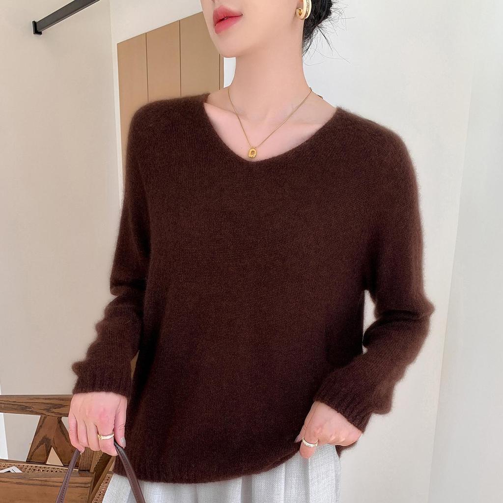 Mulberry Silk V-neck Sweater: Soft, Lightweight Velvet Knit, Women's Loose Fit for Autumn/Winter.