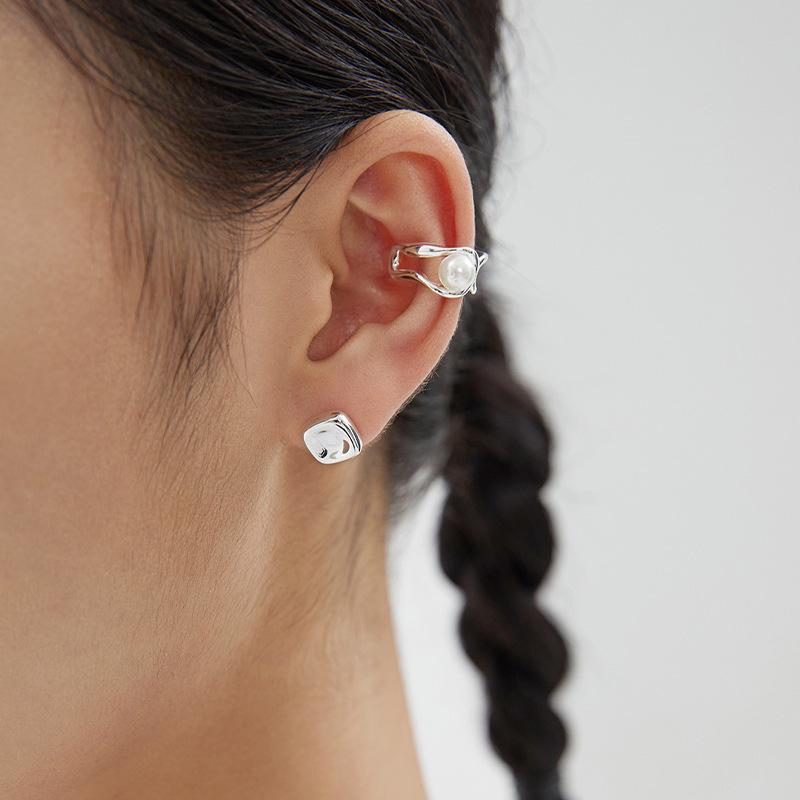 Trendy Korean-Style Pearl Ear Clips: Fashionable, Personalized, No-Piercing Design