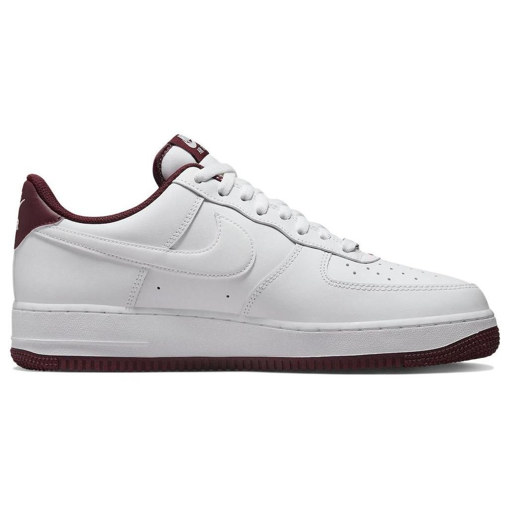 Nike Air Force 1 07 Weiß Dunkle Rote Bete Herren Sneaker DH7561-106