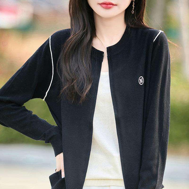 Lekki kardigan damski wykonany w 50% z wełny i w 50% z jedwabiu morwowego – uniwersalny sweter na 4 pory roku zapewniający całoroczny komfort i styl