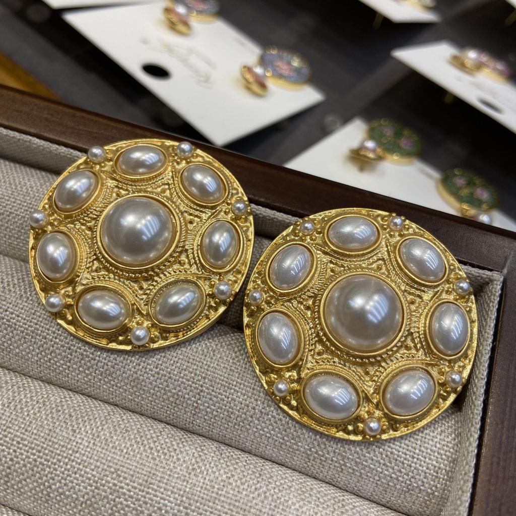 Medieval Vintage Court Style Round Gold Stud Earrings Women'S Retro Earrings Temperament Light Luxury Diamond Earrings