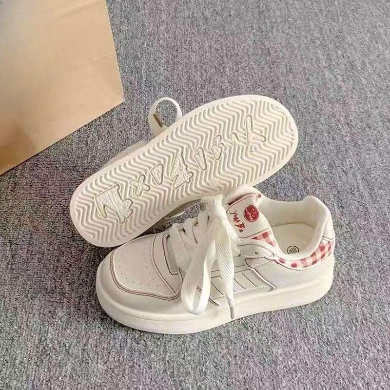 New Style Casual Board Shoes for Women, Featuring Unique Design and Versatile Style, with Thick Soles.