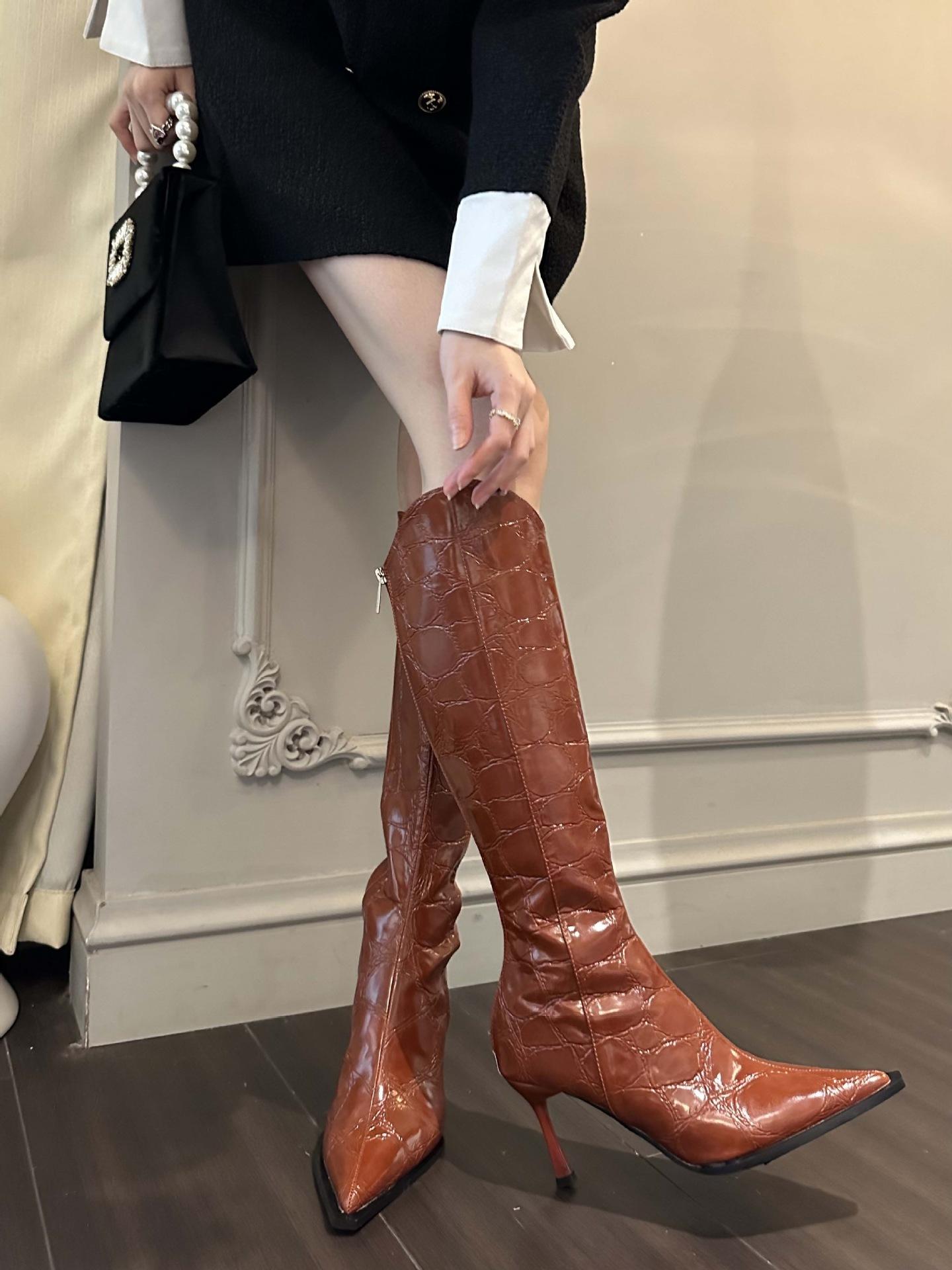 

High-heeled French retro brown pointed boots women s 2025 new thin V-mouth but knee-high knight boots 40 светло-коричневого