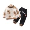 Suéter grueso de terciopelo con cuello redondo y estampado completo de dibujos animados de oso de invierno para bebé, traje de dos piezas