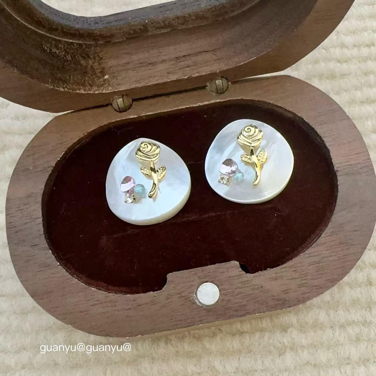 

Свежие серьги-пусеты в виде цветка из ракушек: Изысканная минималистичная мода для женщин