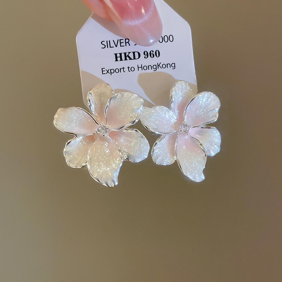 Seaside vacation wind gradual change oil painting wind petal stud earrings small fresh sweet earrings light luxury niche high sense earrings