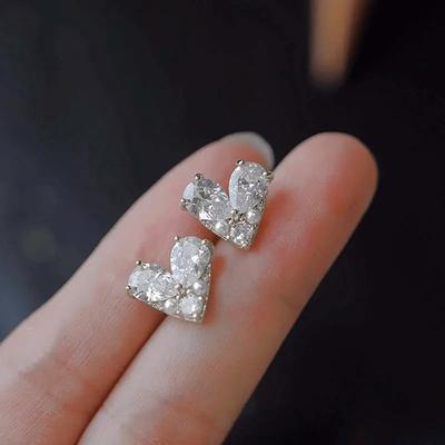 Huitan Herz-Ohrstecker mit Imitationsperle Exquisite Liebes-Ohrringe für Frauen Temperament Piercing-Accessoires Mädchenschmuck
