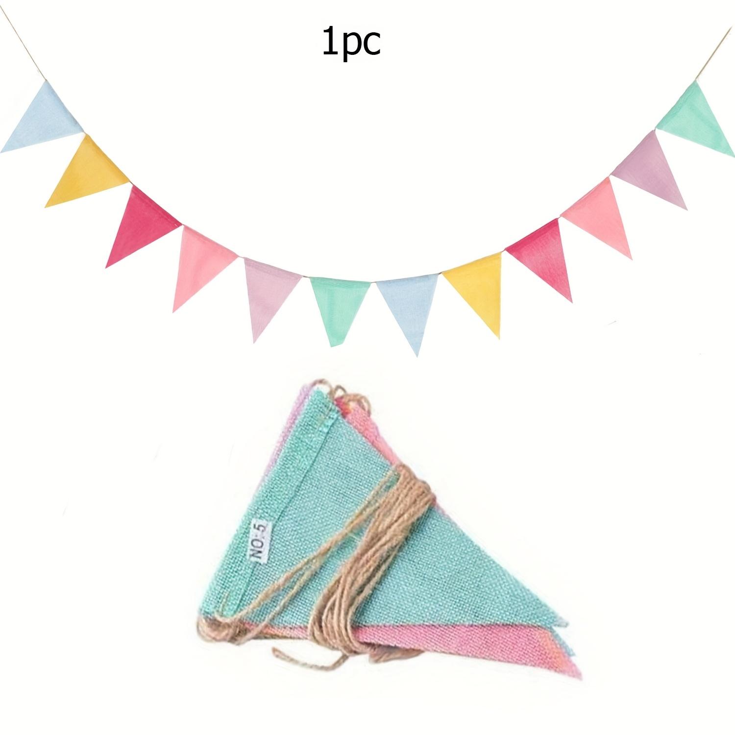 

1 комплект треугольных декоративных флажков, каждый комплект длиной 5 м, оснащен 15 треугольными флажками, всего 60 треугольных флажков. Радужные флаги
