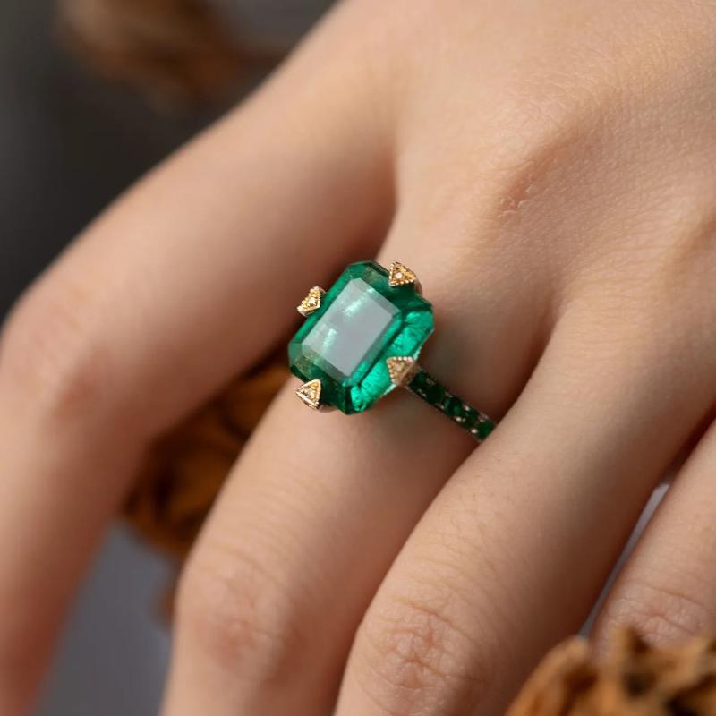 Fresh Jungle Style Vintage Green Gemstone Rings for Women Diamond Inlaid Design Charm and Luxurious Wedding Silver Jewelry