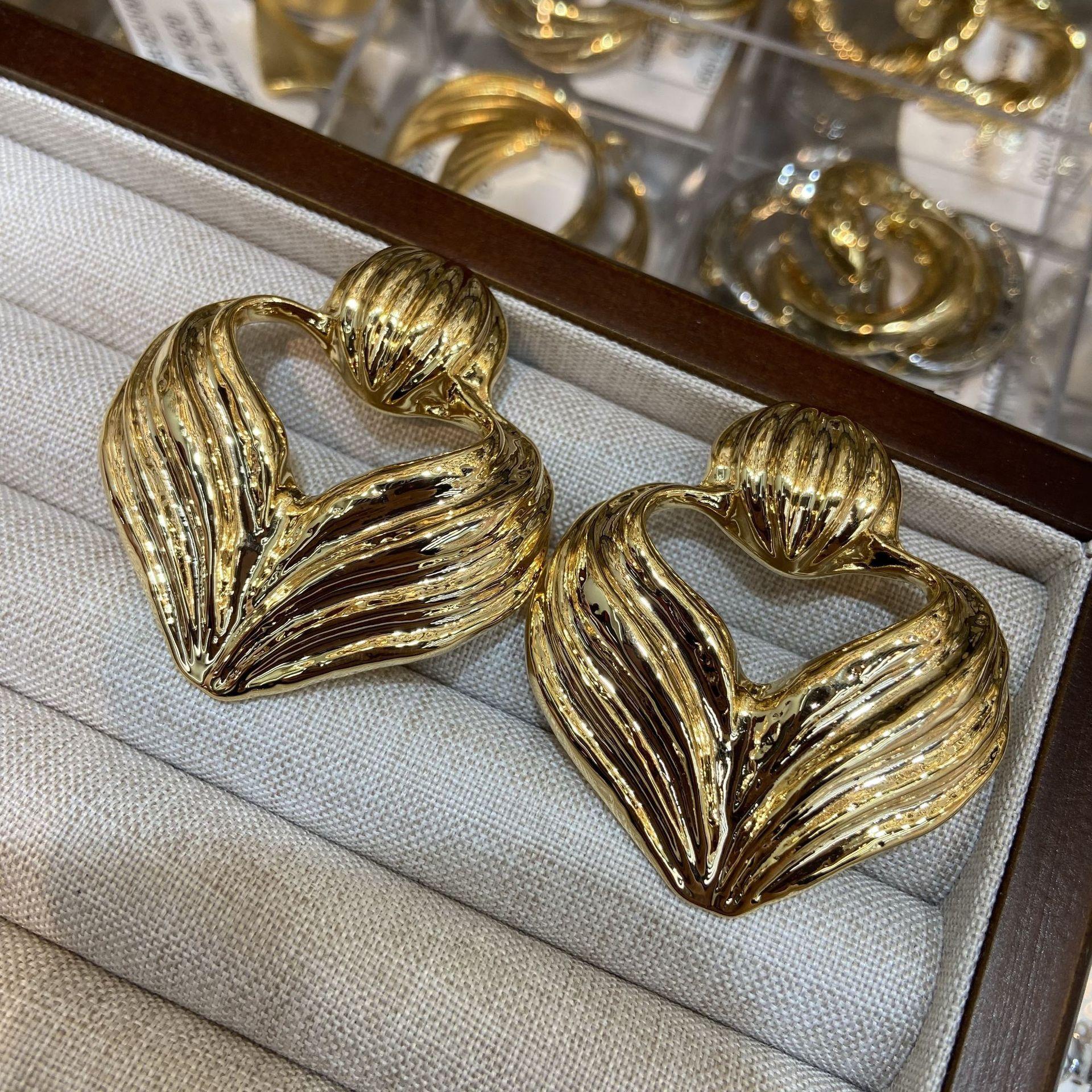 Temperament Personality Exaggerated Design Sense Line Love Hollow Earrings Women, Copper Gold Plated Color Retention Fashion Trend