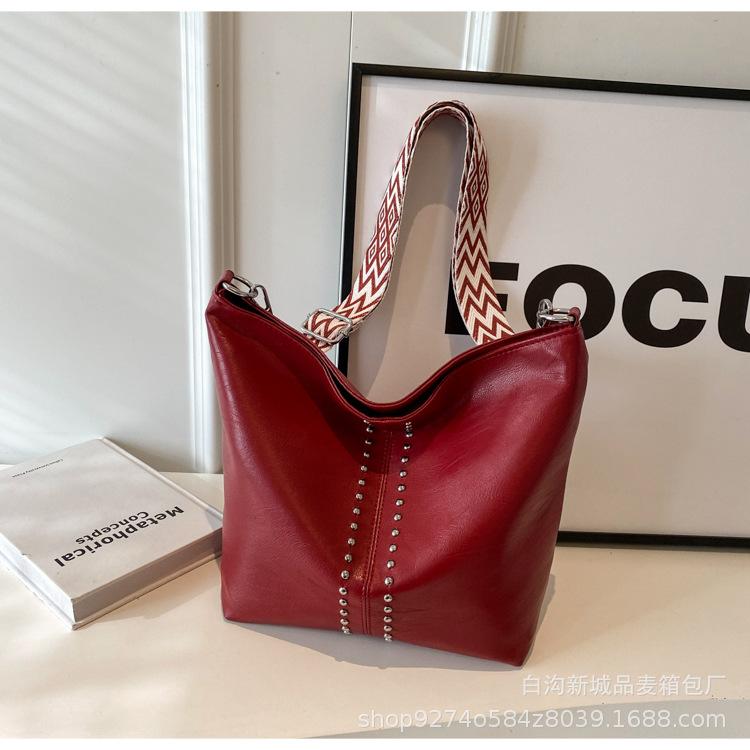 

Large capacity retro tote bag women s 2025 new fashion and versatile crossbody bag wide shoulder strap commuter shoulder bag