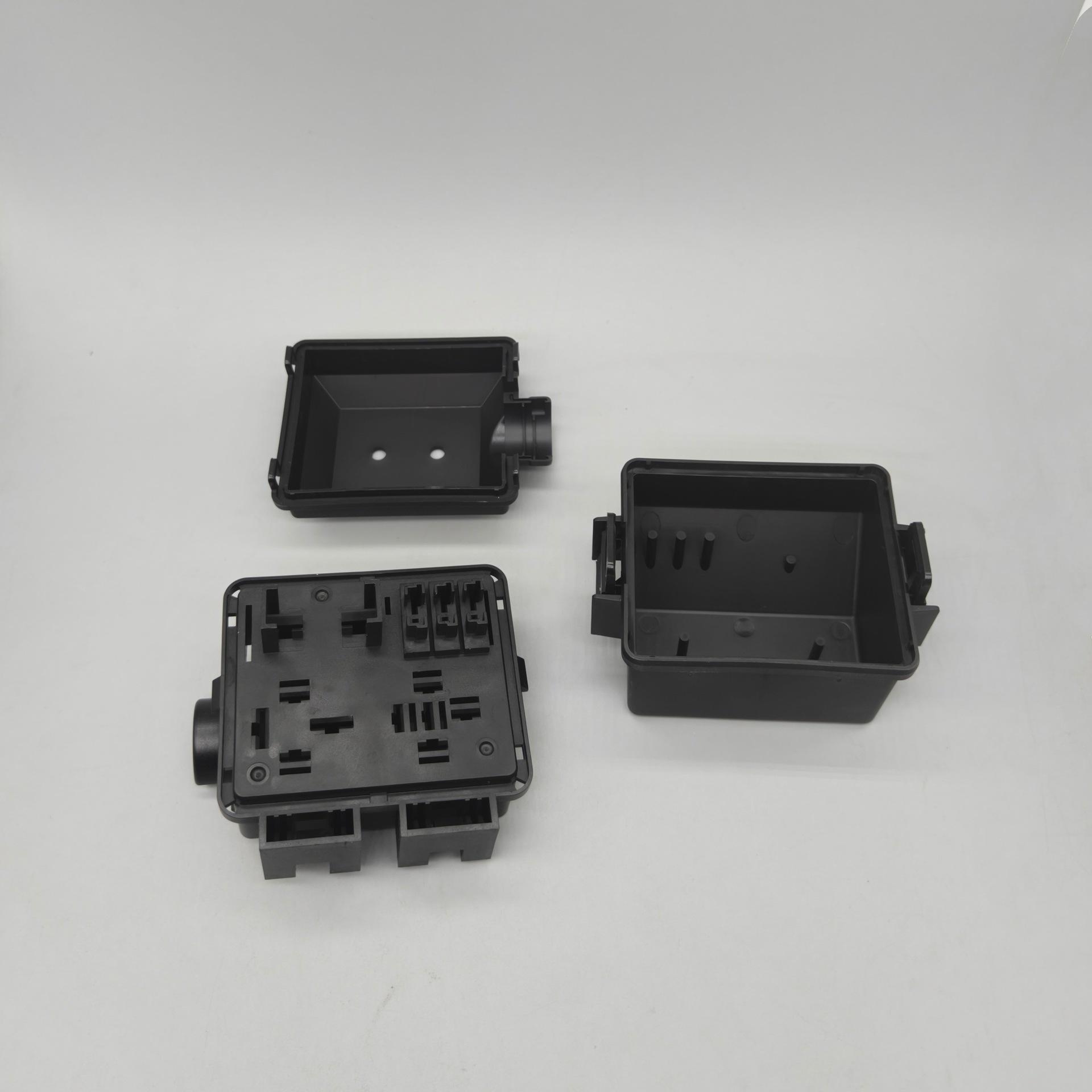 

Compact 8-Way Fuse Box with Status Indicator for Automotive Wiring Harness