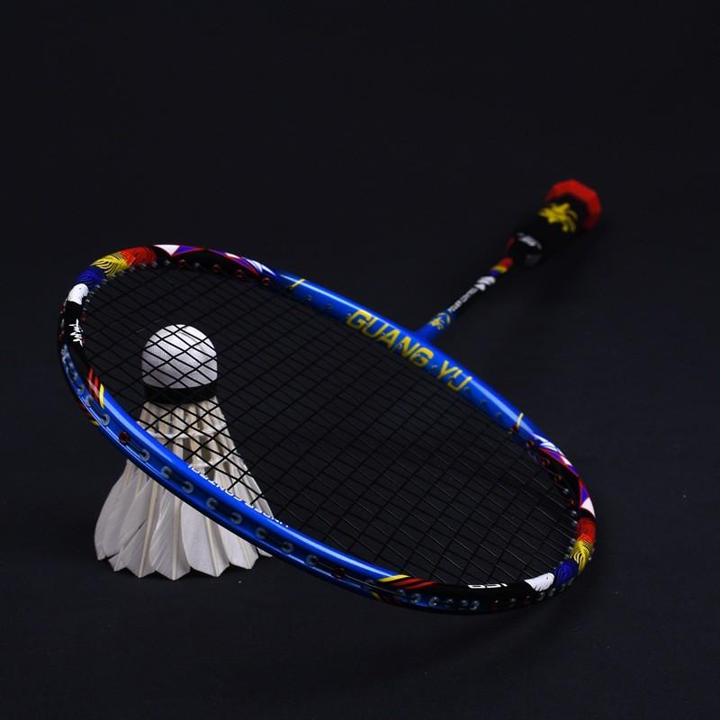 Raquette de Badminton Ultra-Légère 63g Entièrement en Carbone Avec Grip Intégré Équilibrée Attaque-Défense Joueurs Intermédiaires