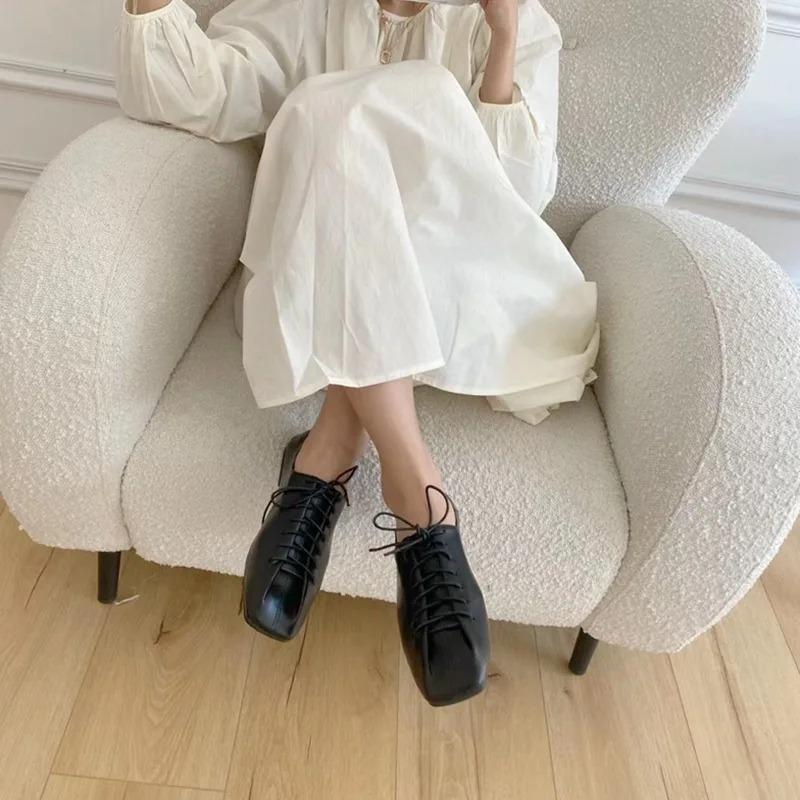 Luxury Designer Shoes for Women New Flat Shoes Women Casual Roses Lace-Up Low Rubber Basic Cross-tied Leisure Square Toe Shoes