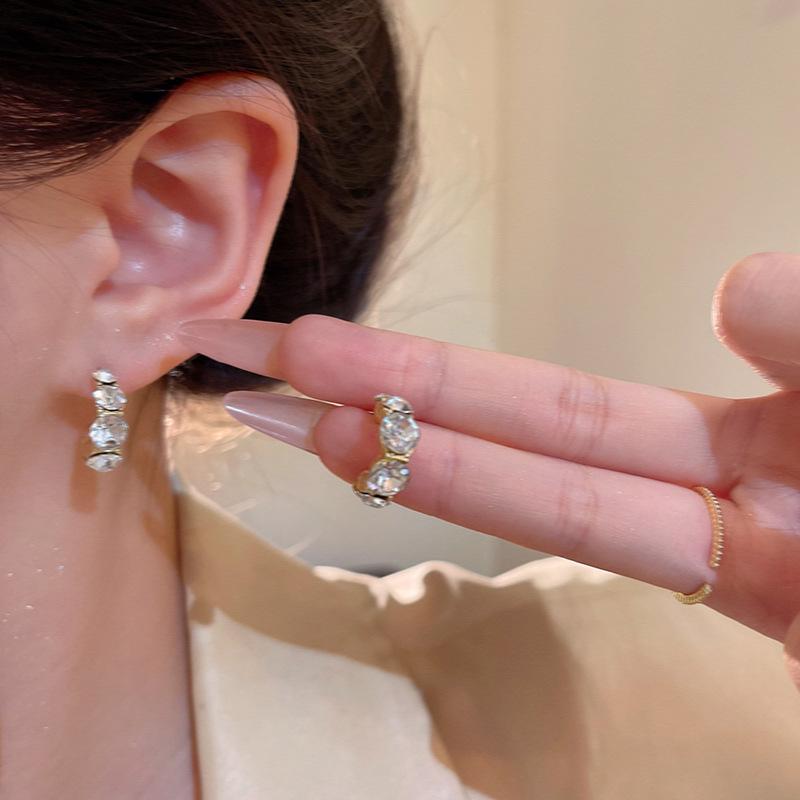 Серьги-гвоздики C-типа «Серебряная игла» с бриллиантовым блеском Серьги «Женственность» Корейские серьги с индивидуальностью