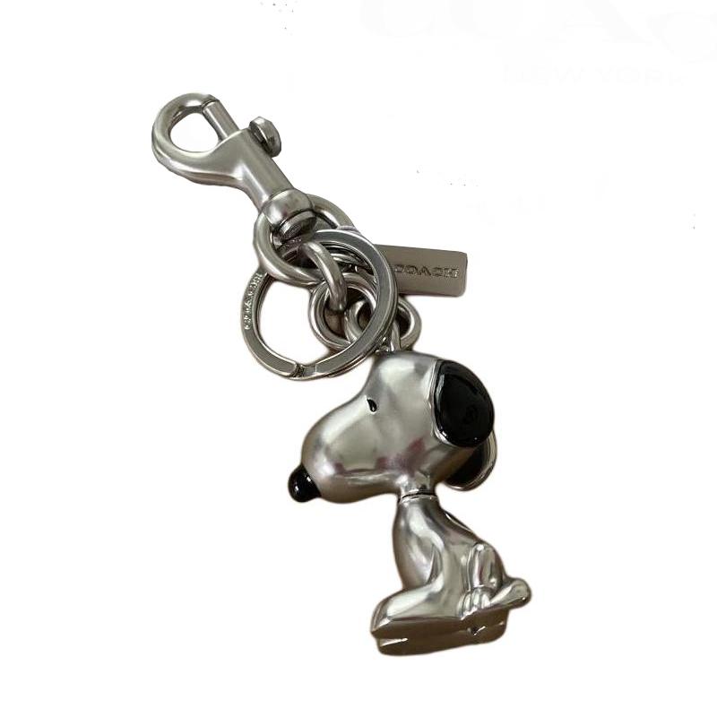 Nový COACH PEANUTS Snoopy, Kolaborace Kovový Přívěsek na Klíče Přívěsek na Kabelku Kabelkový Merch Dámský Stříbrný CBH28-LHSLV