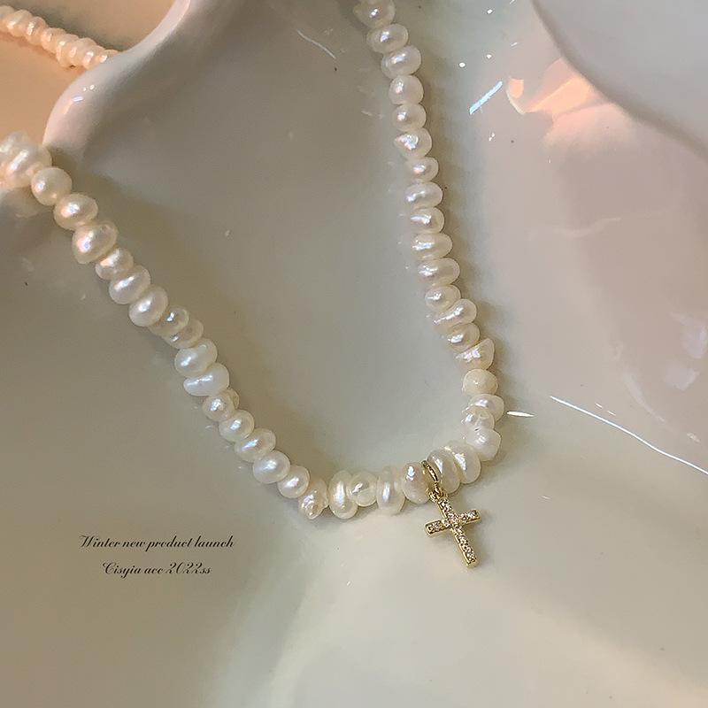 

Baroque Freshwater Pearl Choker with Zircon Cross