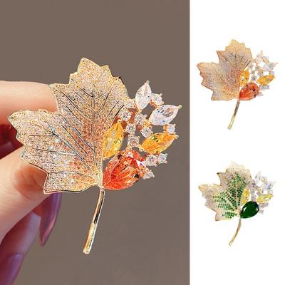 Broszka damska kształt liścia klonu Rhinestone drążony kołnierzyk antypoślizgowy odporny na zużycie płaszcz ozdobny kapelusz przypinka do szalika