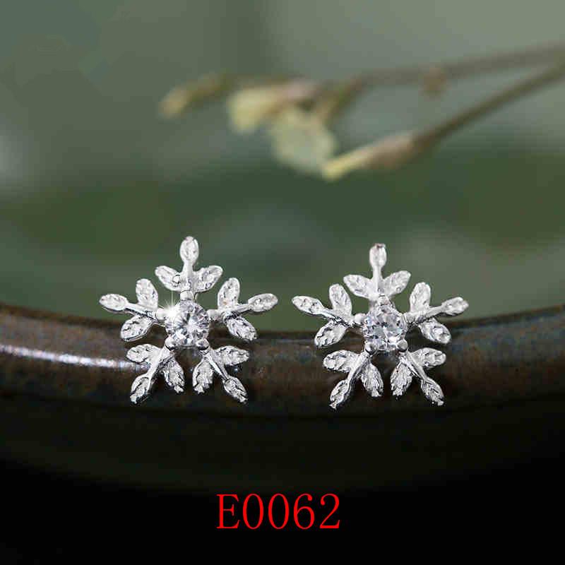2026 New Korean Version Design Women's Zircon Light Luxury High-end Niche Earrings Temperament Four-leaf Clover Sweet and Cool Stud Earrings Jewelry