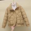 Giacca invernale corta alla moda e slim con collo alto per donna