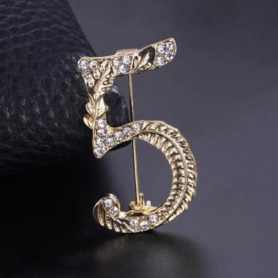 Fashion Personality Versatile Arabic Numeral Alphabet Brooch Brooch Suit Tire Anti-light Buckle Fixed Clothes