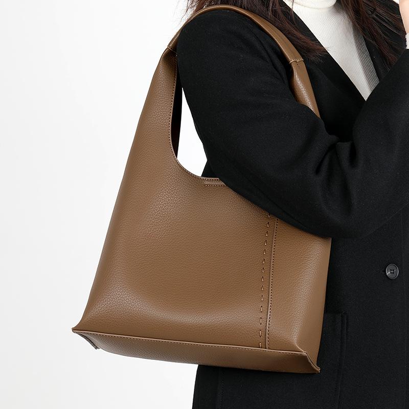 Fashion versatile soft leather large capacity bucket bag 2025 new trend Internet celebrity commuter bag women's armpit bag