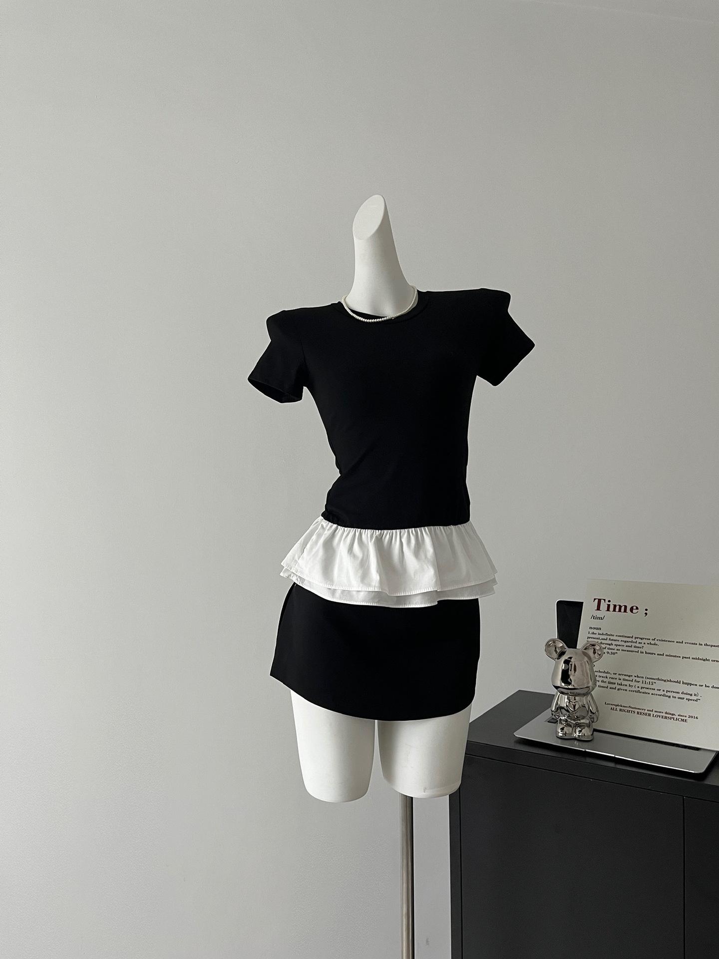 

Женская летняя облегающая футболка с рукавами-буфами, кружевными оборками и вставками Small чёрный