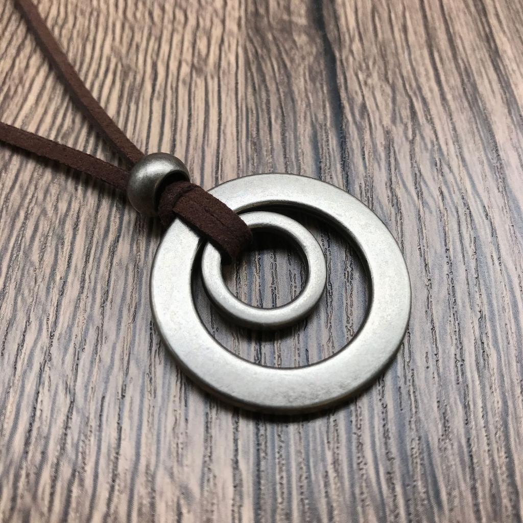 Minimalistisches Vintage-Stil Unisex-Halskette, Geometrischer Runder Form Legierung Anhänger, Silberfarben, Modeschmuck für Männer a