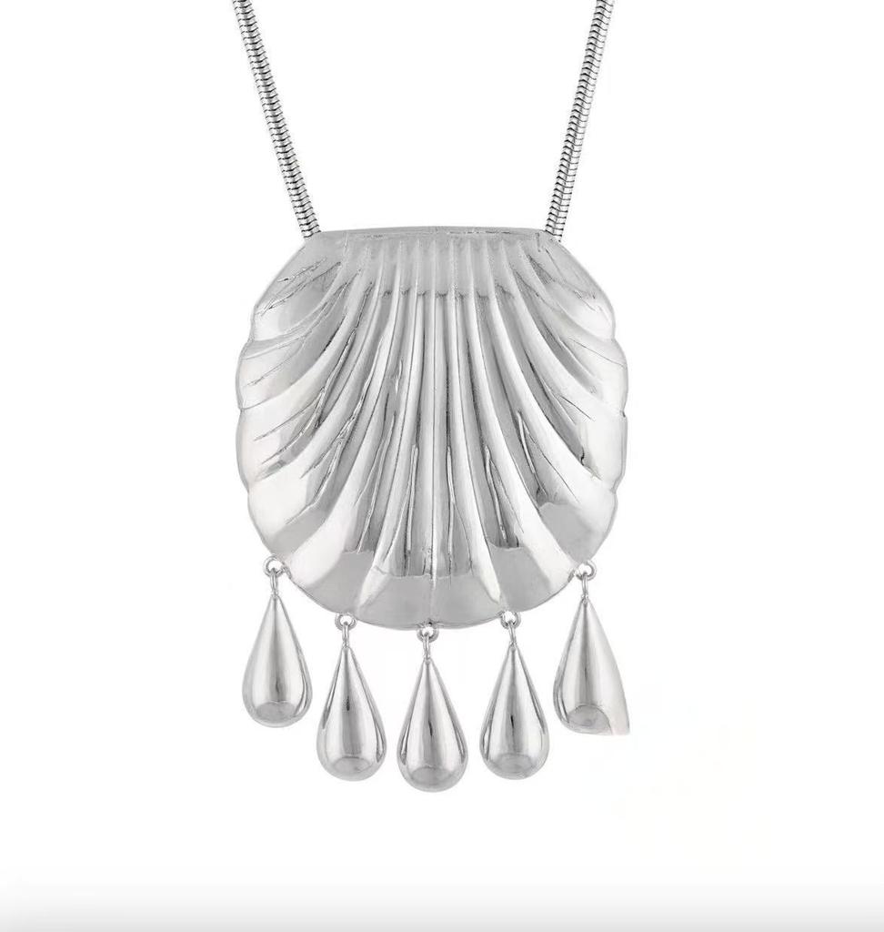 Elegant Metal Shell Tassel Pendant Necklace for Women Crossbody Accessory Suitable for Parties High-End Feelings