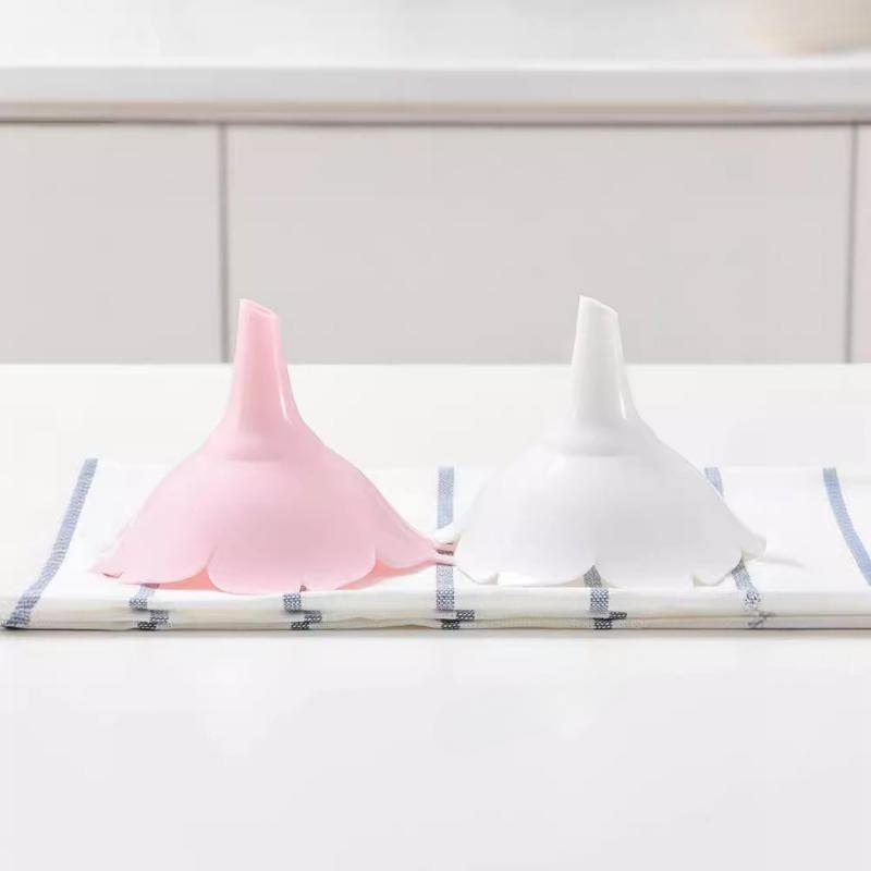 1Pcs Flower Shape Liquid Funnels Cherry Blossom Style Funnels Home Olive Oil Condiments Liquid Powder Dispenser Kitchen