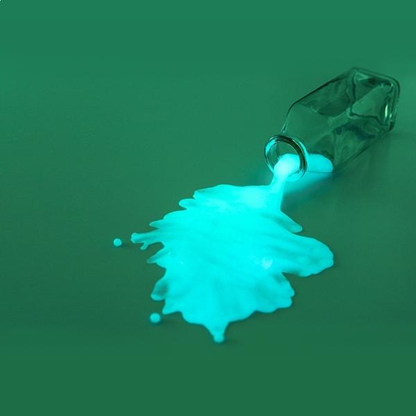 Svítivá a fluorescenční modelovací hmota