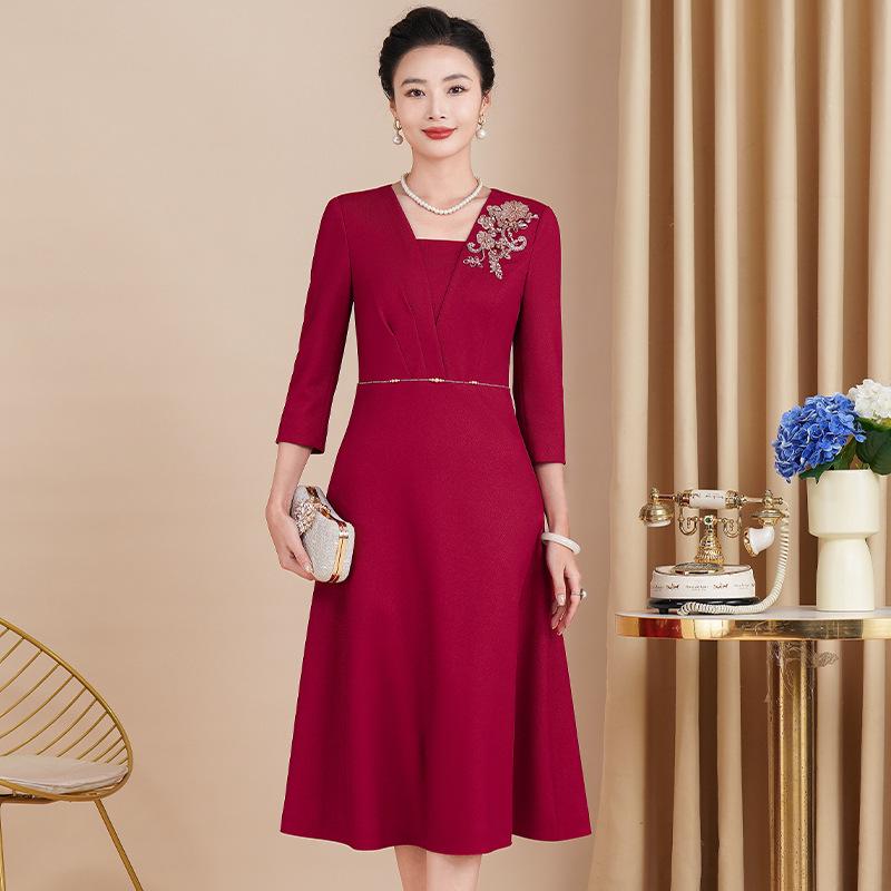2025 Spring Wedding Formal Wear: Dignified Wine Red Dress for Mother of the Bride/Groom