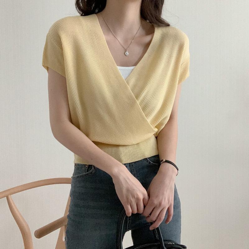 

Летние новые темпераментные трикотажные повседневные футболки с V-образным вырезом, женские элегантные модные однотонные свободные женские футболки, простые милые офисные женские футболки, топы 26324 One Size жёлтый