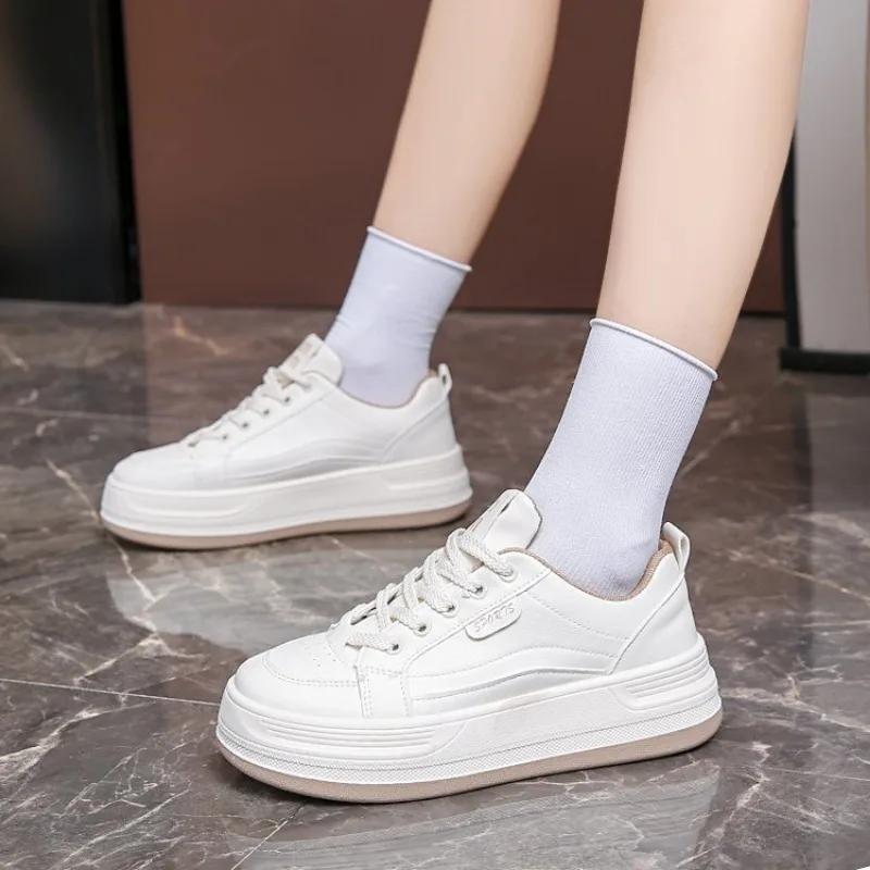 Mode 2024 Neue beliebte Casual Sports Dicke Sohle Kleine weiße Damenschuhe Frühling Sommer Vielseitige Nischenbrettschuhe