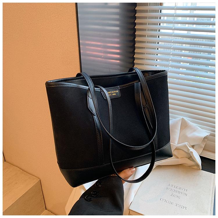 

Ретро матовая сумка женская большая вместимость 2024 новая осенне-зимняя универсальная повседневная сумка через плечо сумка для поездок на работу чёрный