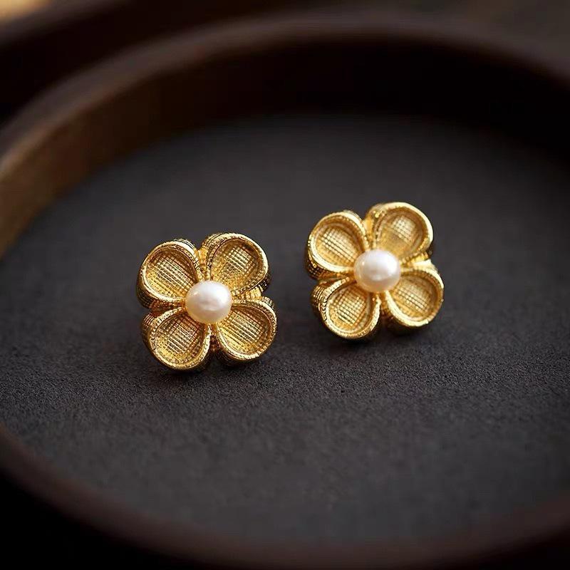 French Pearl Four-Leaf Clover Stud Earrings - Elegant and Versatile Design золотой