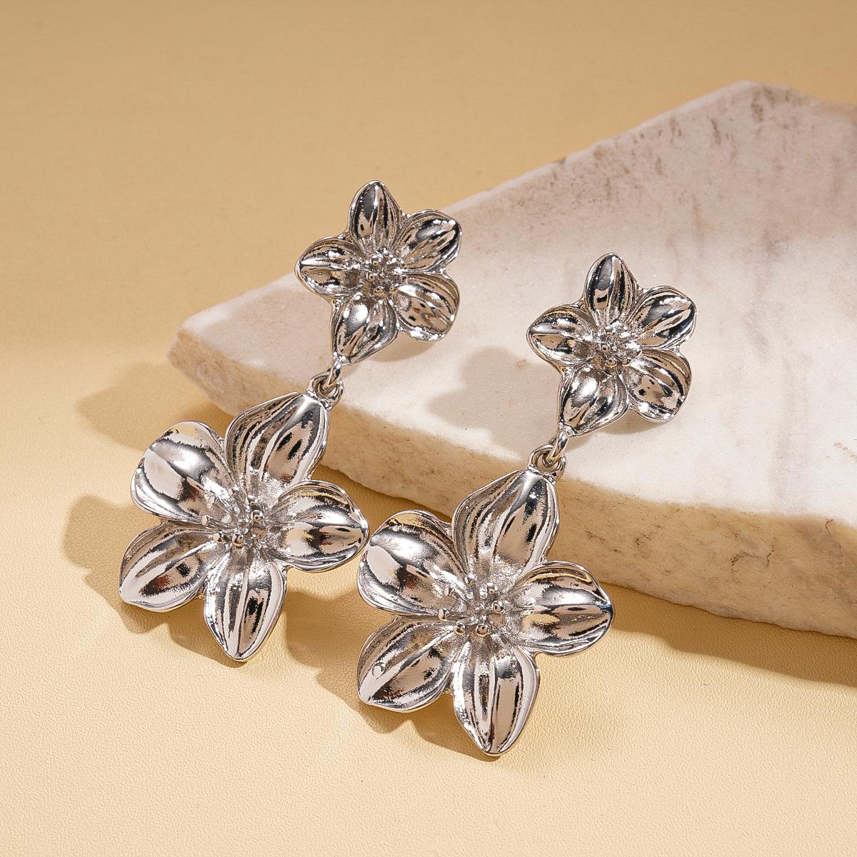 

Metal smooth flower pattern silver needle earrings cold wind sexy earrings