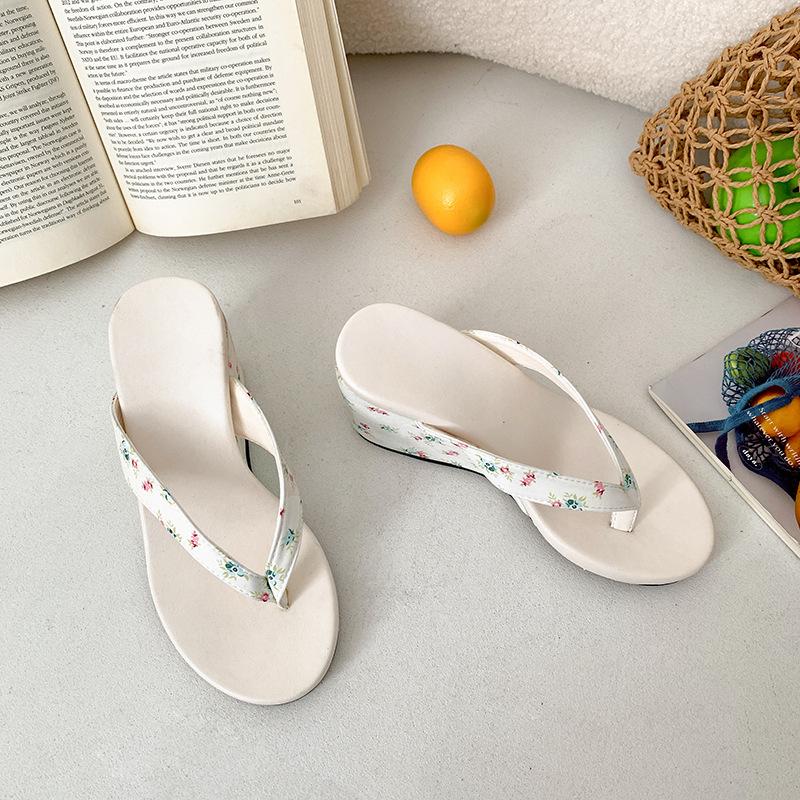 Modetrend Leopardenmuster Keilabsatz Zehensandalen Schuhe Damen Sommerbekleidung 2025 neue höhenverstärkende vielseitige coole Slipper