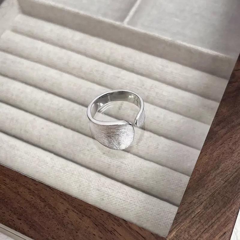 Chic Geometric Wide-Edge Adjustable Ring for Women - Brushed Matte Finish, Personalized & Versatile for Any Finger