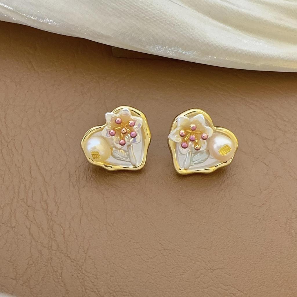 Elegant Heart-Shaped Freshwater Pearl Stud Earrings - Stylish, Luxurious, and Versatile for Women.