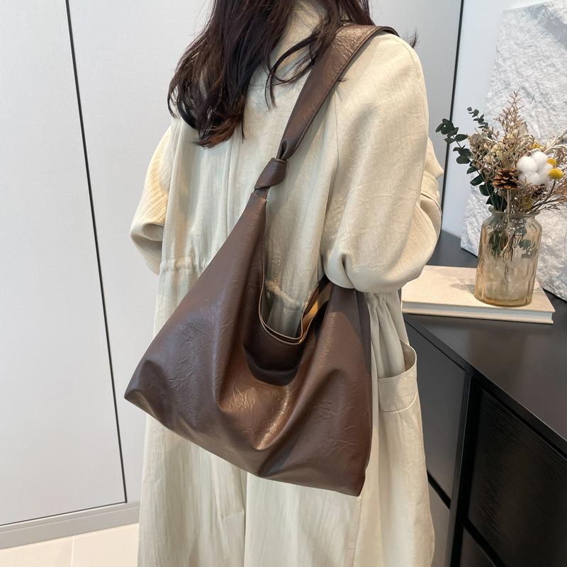 2025 Summer New Foreign Style Beautiful Tote Bag Shoulder Armpit Bag Fashionable Large Capacity Personalized Handbag Women's Middle School