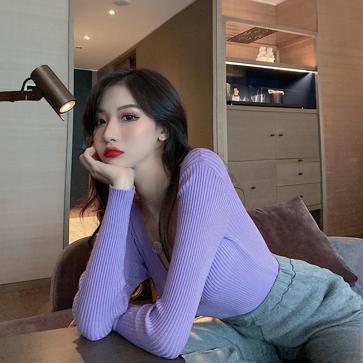 Women's High-End U-Neck Long-Sleeve Knit Sweater - Tight-Fitting Base Layer for Autumn & Winter