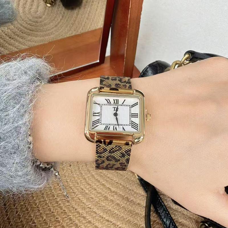 Neue quadratische Uhr Leopardendruck-Armband Damen Retro Kunst 2-Pin Hochwertiges Edelstahl-Geflechtarmband Damen Quarzuhr
