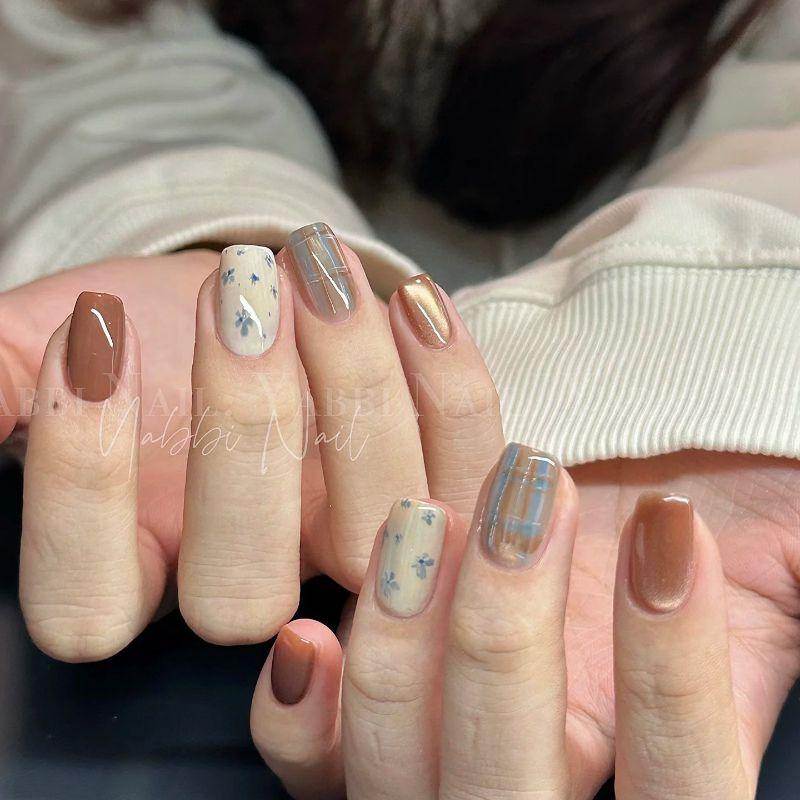 

Fall and Winter New Arrival Nail Stickers Blue Small Plaid Brown Fake Nails Minimalist White Handmade Wear Armor XS short Square Autumn day blue flower