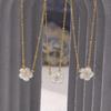 Collana Fiori di Pesco Stile INS: Oro 18K, Acciaio al Titanio, Elegante Catena per Clavicola, Gioielli di Lusso Leggero.