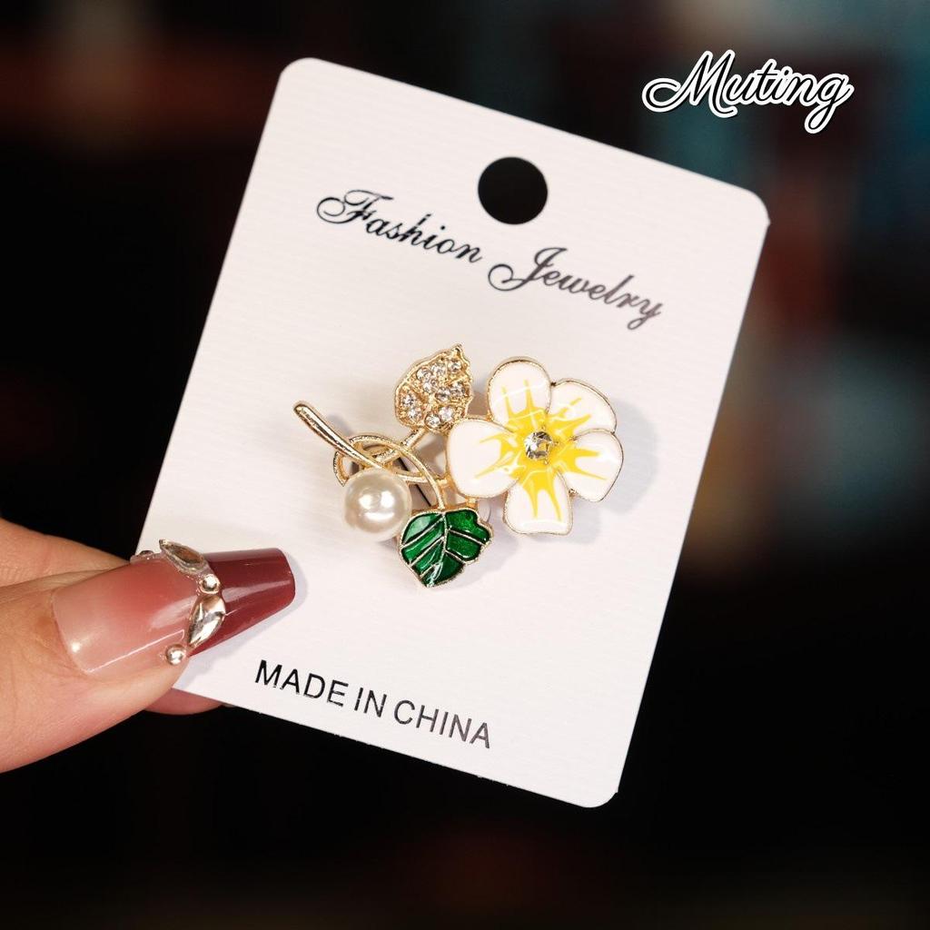 Elegant Lily Flower Brooch for Women - Versatile and Chic Pin for Clothing
