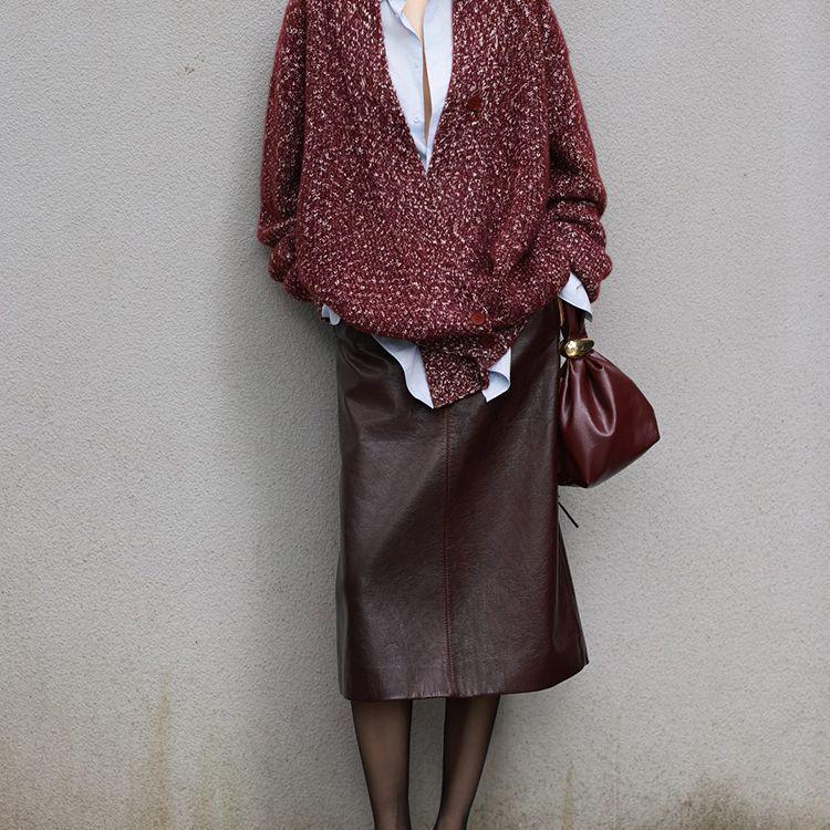 

Women s High-End Leather Midi Skirt: Autumn/Winter 2025, Slimming High Waist, Hip-Hugging with Slit, Retro Pencil Style. Small