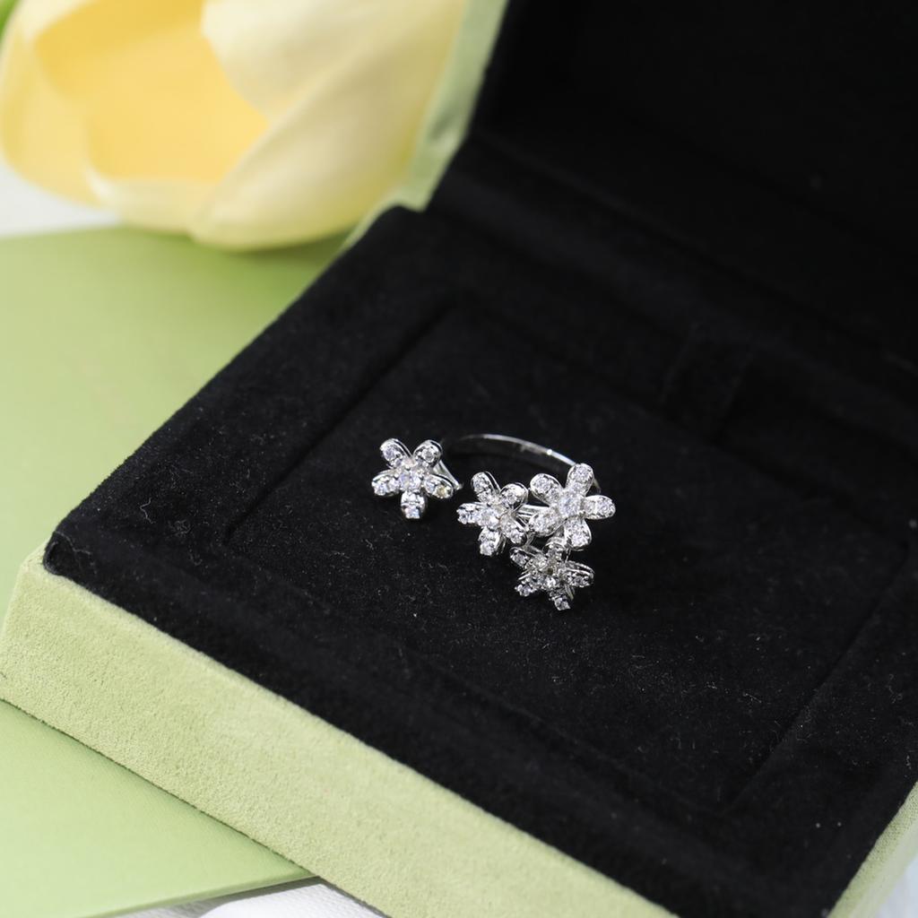 Flower Necklace Lucky Grass S925 Pure Silver Material Anti Allergy Electroplated 18k Blossom Ear studs Rings Jewelry set gift