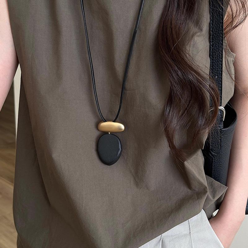 Vintage Black Wooden Oval Pendant Necklace For Women Minimalist Matte Metal Block Adjustable Leather Rope Sweater Chain Jewelry