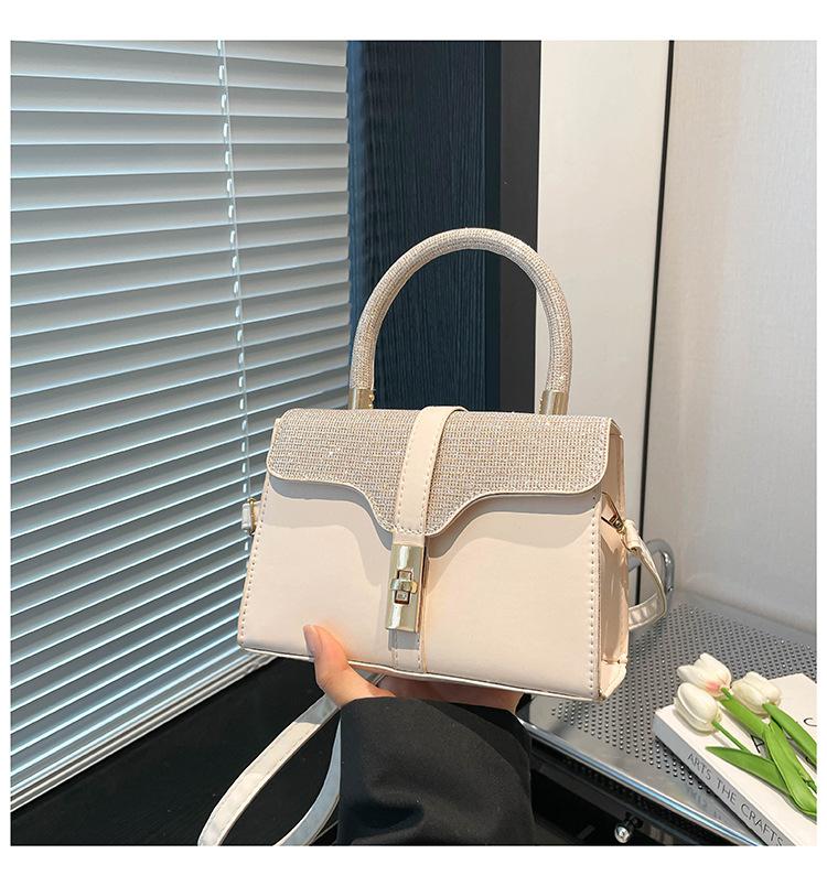 

Замок простой и красивый, а новая модель большой вместимости — городская простая, портативная на одно плечо девушка, маленькая квадратная сумка кросс-боди девушка. хаки